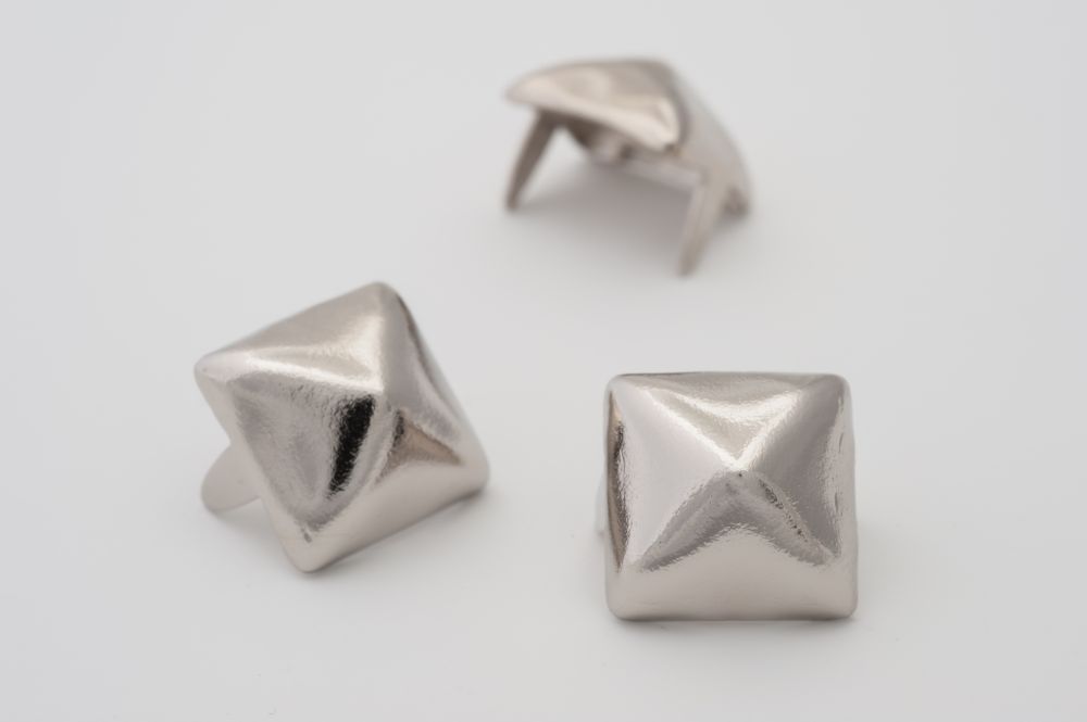 PIRAMIDE NOGICE 10X10MM NIKELJ